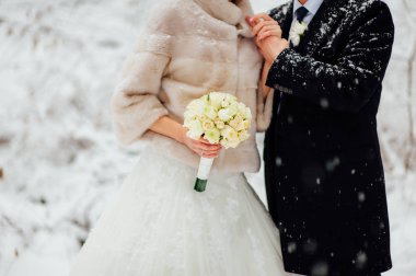 Yeni evliler birbirlerine Karadağ'sarılmak