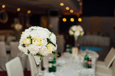 Bir düğün şölende çiçek kompozisyonlar