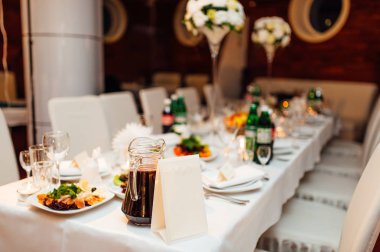 Boş parlak sarı yer kart üzerinde ahşap masa