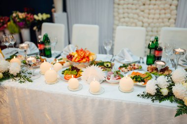 Mumlar Ziyafet masada.