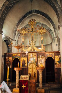 Kilisenin iç. Simgeler, avize, küçük bir kilise mum