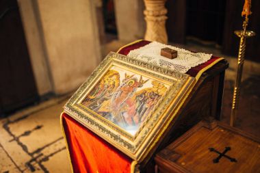 Kilisenin iç. Simgeler, avize, küçük bir kilise mum