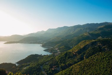 Budva Rivierası'nın kıyı şeridi Panoraması