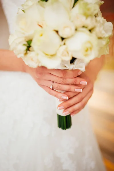 Wedding bouquet in hands of the bride — Stock Photo, Image