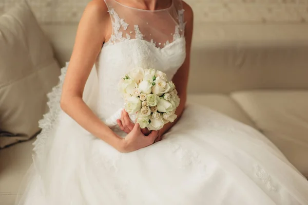 Wedding bouquet in hands of the bride — Stock Photo, Image