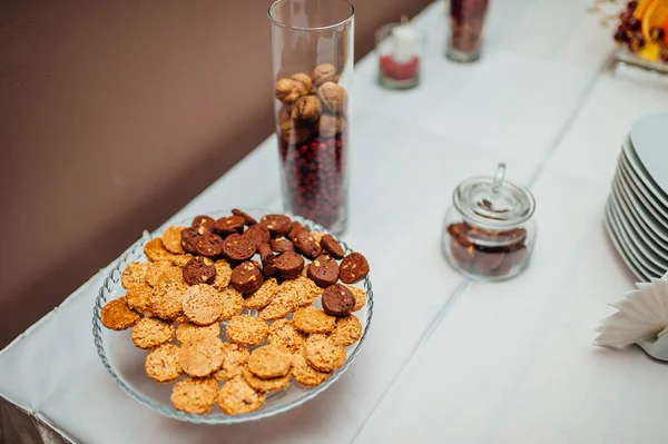 Un plato con galletas en la mesa — Foto de Stock