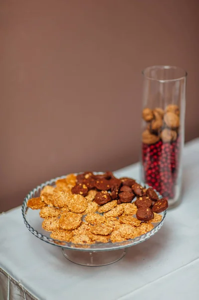 Um prato com biscoitos na mesa — Fotografia de Stock