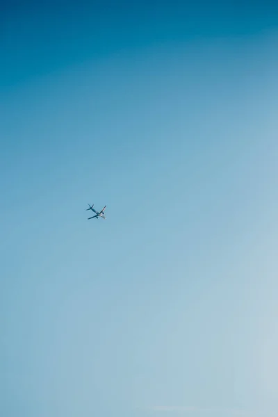 Das Flugzeug fliegt in den blauen Himmel. — Stockfoto