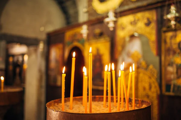 Žluté jemné svíčky v kostele — Stock fotografie