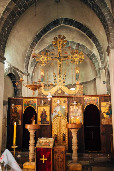 L'interno della chiesa. Icone, lampadari, candele in una piccola chiesa — Foto Stock