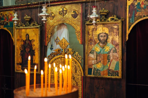 L'intérieur de l'église. Icônes, lustre, bougies dans une petite église — Photo