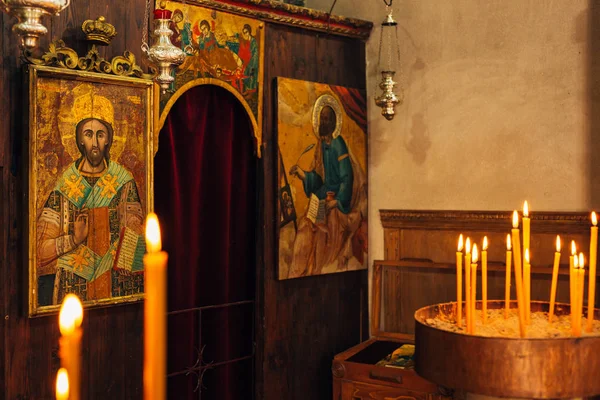 L'intérieur de l'église. Icônes, lustre, bougies dans une petite église — Photo