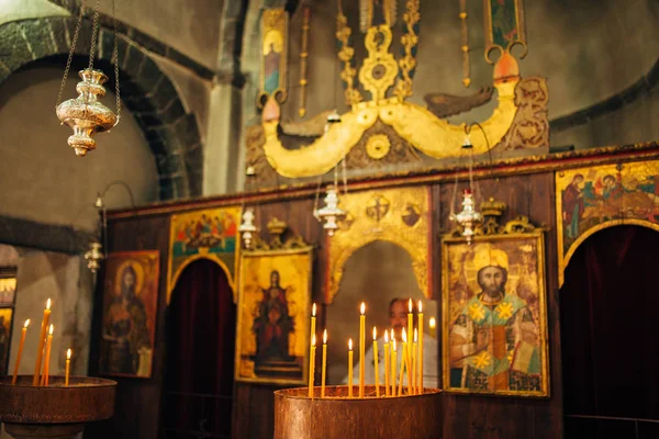 El interior de la iglesia. Iconos, candelabros, velas en una pequeña iglesia —  Fotos de Stock