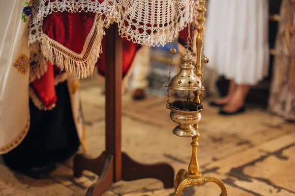 Het interieur van de kerk. Pictogrammen, kroonluchter, kaarsen in een kleine kerk — Stockfoto