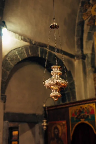 L'interno della chiesa. Icone, lampadari, candele in una piccola chiesa — Foto Stock