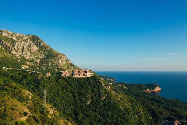 Sveti Stefan岛上的黑山山上的村庄 — 图库照片