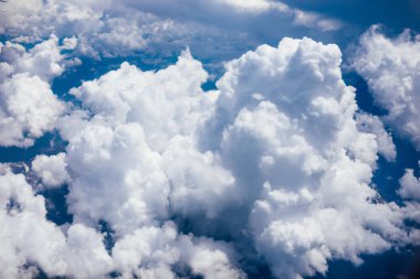 Beyaz kadife bulutlar gökyüzünde