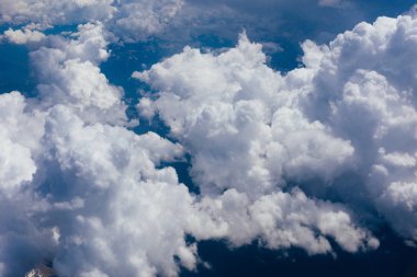 Beyaz kadife bulutlar gökyüzünde