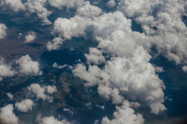 Beyaz kadife bulutlar gökyüzünde