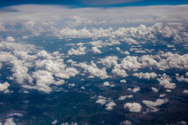 Beyaz kadife bulutlar gökyüzünde