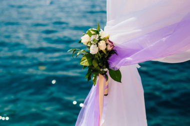 Düğün töreninde çiçek kompozisyonlar