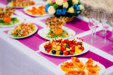 İşaretli bir restoranda yemek