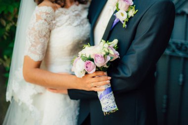 Yeni evliler birbirlerine Karadağ'sarılmak