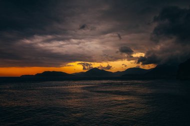 Dağlar ve deniz üzerine Karadağ günbatımı