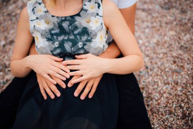 Yeni evliler birbirlerine Karadağ'sarılmak