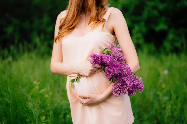 Femme enceinte tenant le ventre avec les mains — Photo