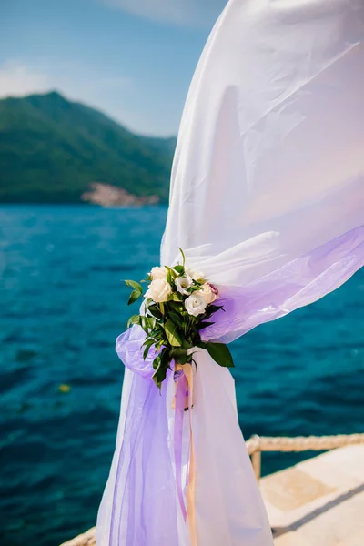 Квіткові композиції на весільній церемонії — стокове фото