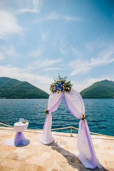 Arco para a cerimônia de casamento — Fotografia de Stock