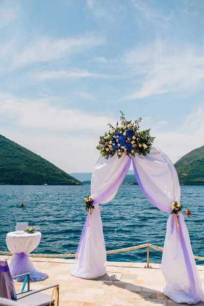 Arco para a cerimônia de casamento — Fotografia de Stock