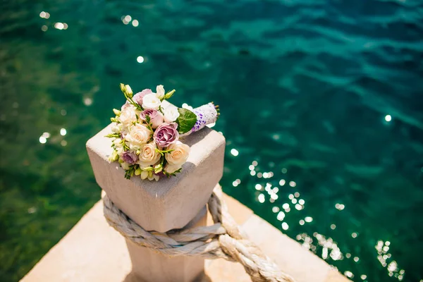 Um buquê de casamento perto do mar — Fotografia de Stock