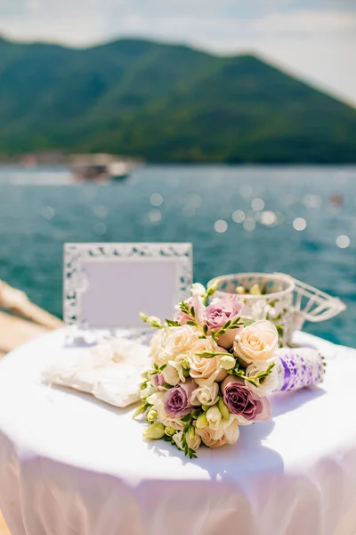 Una mesa para una ceremonia de boda en Montenegro — Foto de Stock