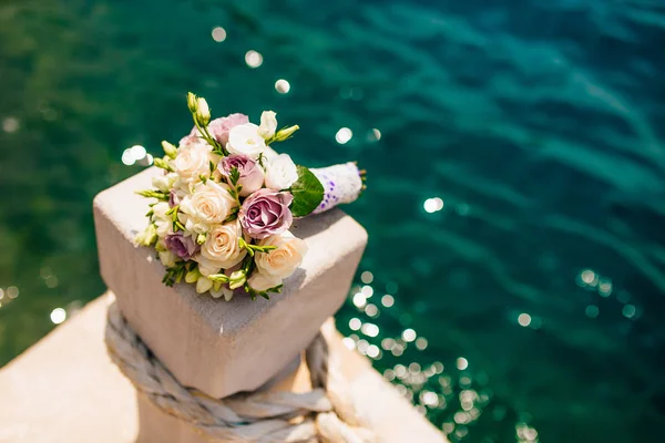 A wedding bouquet near the sea — Stock Photo, Image