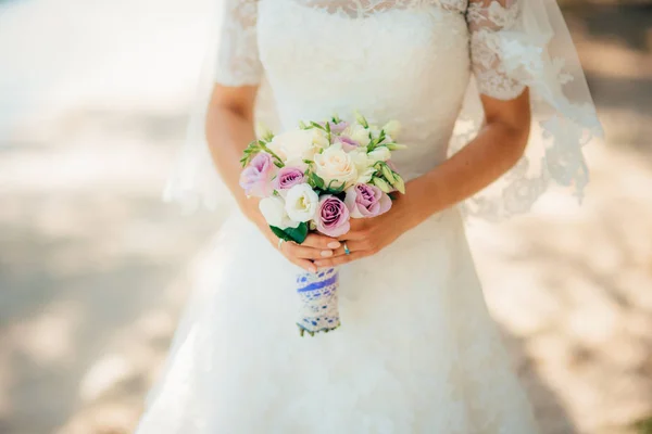 El ramo de boda en las manos de la novia — Foto de Stock