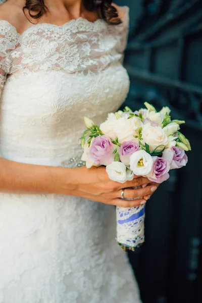 El ramo de boda en las manos de la novia — Foto de Stock