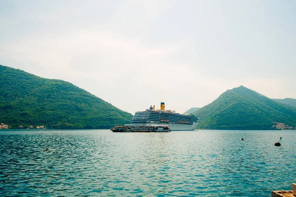 Crucero en la bahía de Boka de Kotor — Foto de Stock