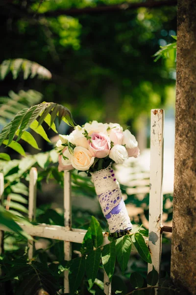 Buquê de casamento em um fundo verde — Fotografia de Stock