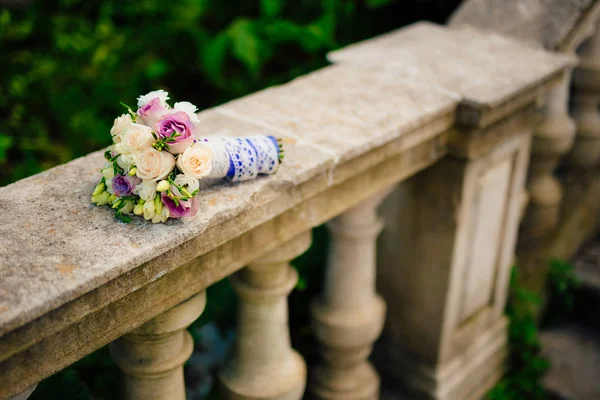 Buket pernikahan pada latar belakang batu — Stok Foto