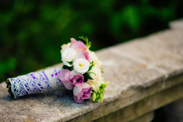 Ramo de boda sobre un fondo de piedra — Foto de Stock