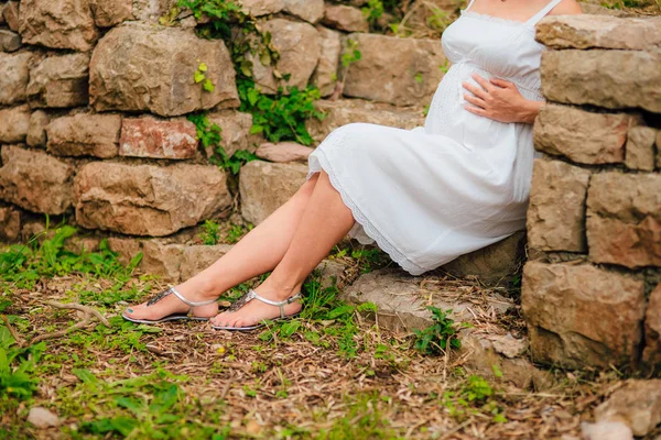 Hamile kadın holding göbek elle — Stok fotoğraf