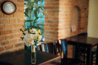 Masadaki düğün buketi.