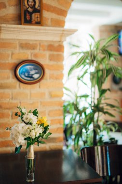 Masadaki düğün buketi.