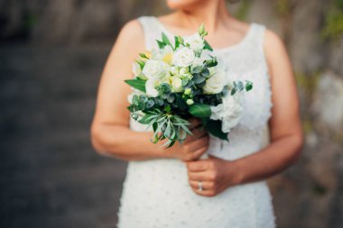 Gelinin elinde düğün buketi