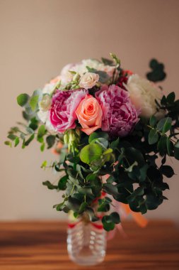 Masadaki düğün buketi.