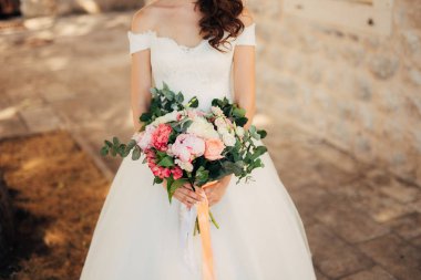 Gelinin elinde düğün buketi