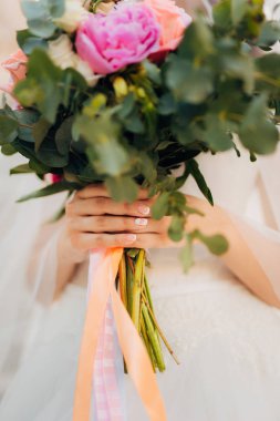 Gelinin elinde düğün buketi