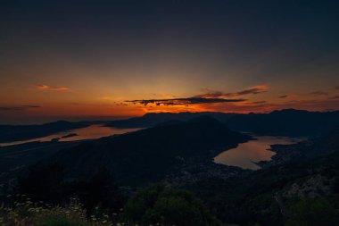 Dağlar ve deniz üzerine Karadağ günbatımı